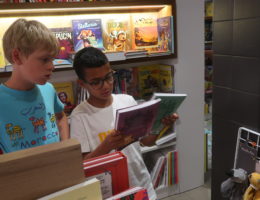 Mercredi 28 juin les enfants de l’atelier à la librairie Les grandes largeurs – Arles